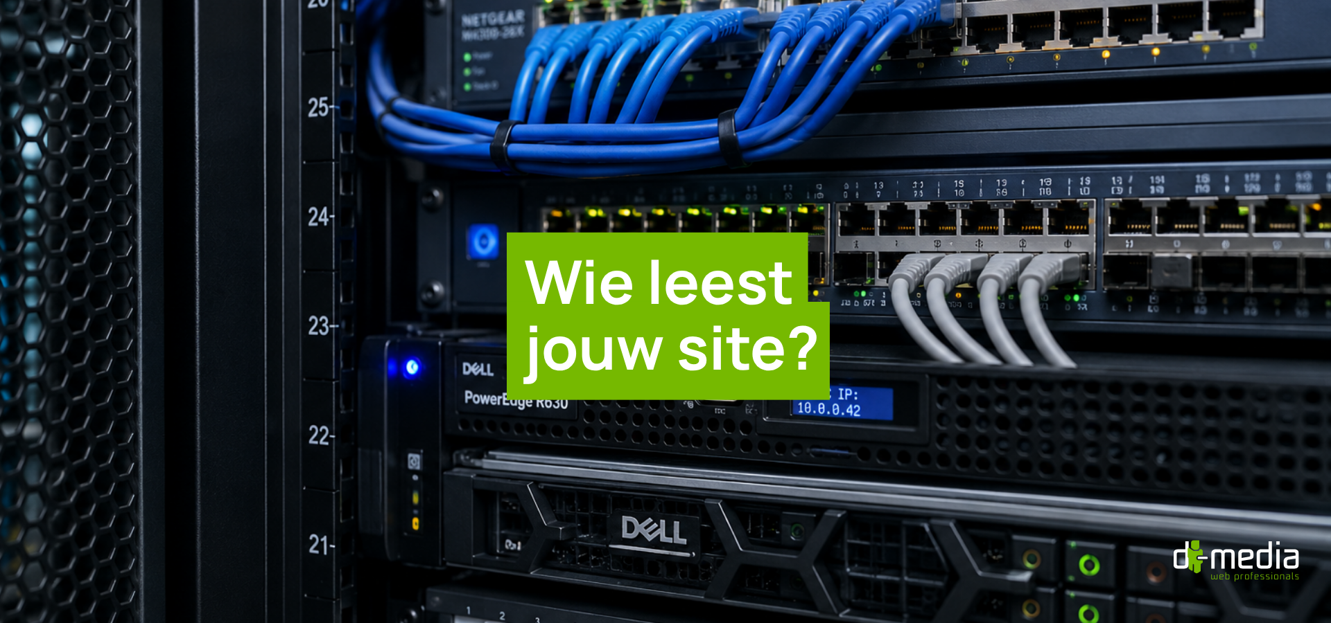 Close-up van netwerkkabels in een serverkast, met daaroverheen de tekst "Wie leest jouw site?"