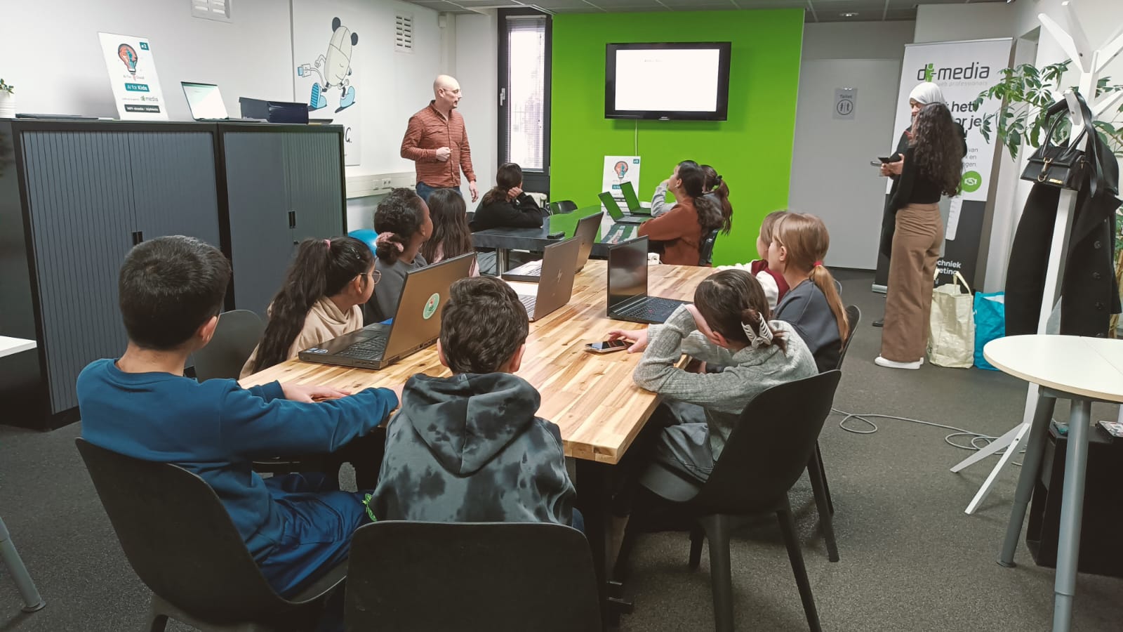 Stichting Petje Af op bezoek bij d-Media. Websites programmeren met Artificial Intelligence (AI)