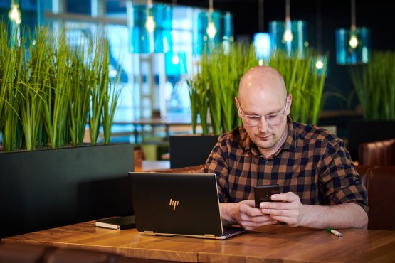 Daniel Schoone analyseert website traffic data voor thought leadership strategie bij d-Media